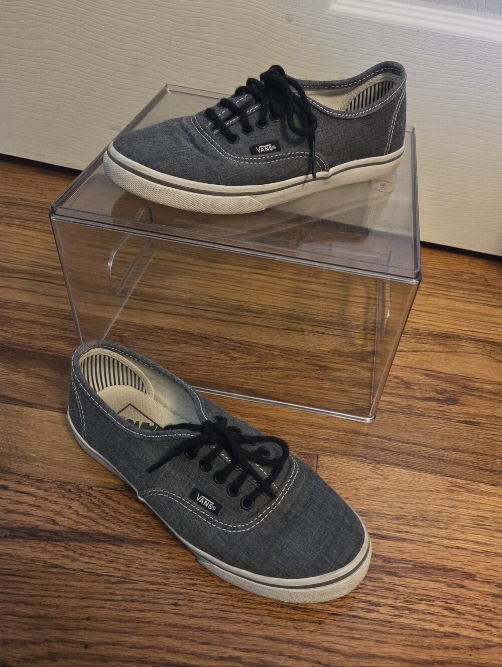 Vans Low-Top Sneaker in Charcoal grey and Black Size 6